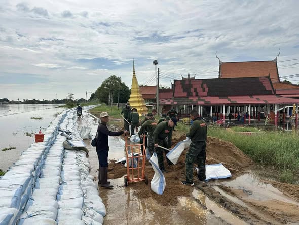 นายจิรทีปต์  ทวีสุข  นายกองค์การบริหารส่วนตำบลราชสถิตย์ ขอเป็นตัวแทนประชาชนชาวตำบลราชสถิตย์ ทุกท่าน ขอบพระคุณ ผู้บังคับบัญชา จากแผนกบริการ กองคลังแสง กรมสรรพาวุธทหารบก จังหวัดลพบุรี เป็นอย่างสูง  ที่ให้ความกรุณา ส่งกำลังพล ลงพื้นที่ตำบลราชสถิตย์ ช่วยกรอกทราย พร้อมทั้งจัดเรียงกระสอบทรายในการทำผนังกันน้ำ ที่เข้าเอ่อล้นถนน บริเวณริมแม่น้ำเจ้าพระยา ตลอดพื้นที่ ตั้งแต่หมู่ทึ่ 1 - หมู่ที่ 5 ตำบลราชสถิตย์