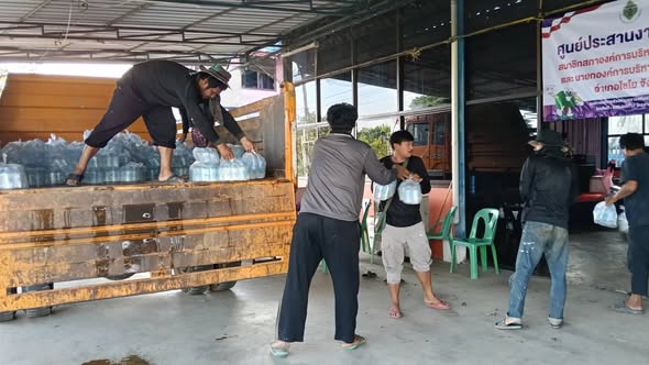 นายจิรทีปต์  ทวีสุข  นายกองค์การบริหารส่วนตำบลราชสถิตย์ ขอเป็นตัวแทนประชาชนชาวตำบลราชสถิตย์ ทุกท่าน ขอบพระคุณ 
องค์การบริหารส่วนจังหวัดอ่างทอง   สนับสนุน   น้ำดื่ม จำนวน 1,000 ขวด
พร้อมทั้งส่งกำลังใจให้แก่แนวหน้าป้องกันภัยน้ำท่วม ในครั้งนี้เป็นอย่างสูง คร๊าบบ/คร่าาา